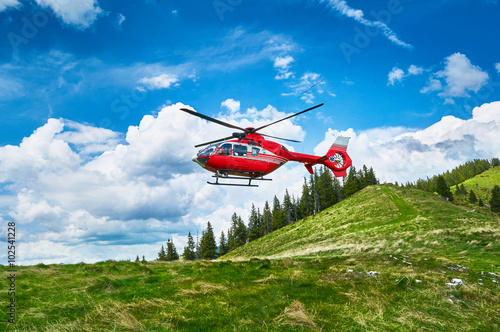 Obraz Dibond Start helikoptera w górach