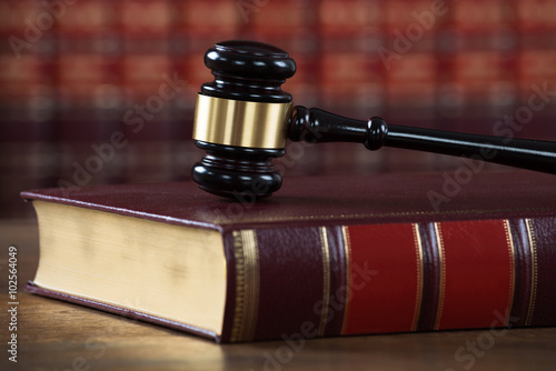 Naklejka - mata magnetyczna na lodówkę Mallet On Legal Book In Courtroom