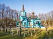 Piękna niebieska drewniana cerkiewj we wsi Tokary na Podlasiu