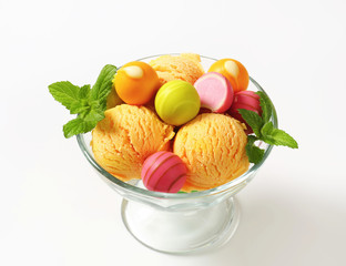 Wall Mural - Fruit-flavored ice cream and pralines