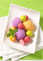 Wall Mural - Fruit-flavored ice cream and pralines