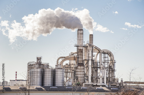 Fotografía Las chimeneas y los silos de una fábrica.