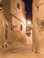 Fototapete - Old rustic alleyway at night
