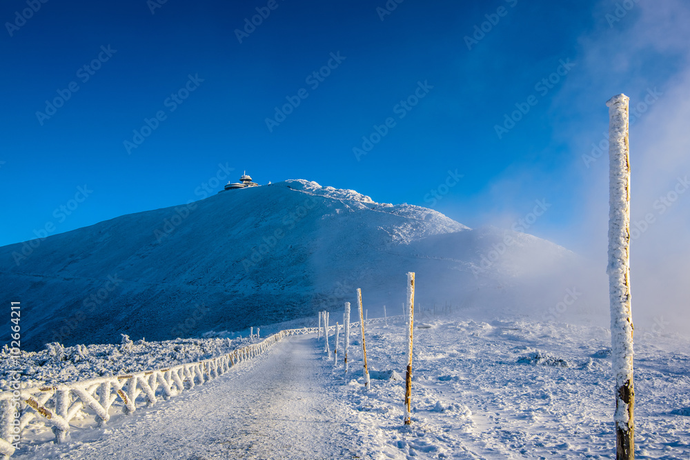 Obraz na płótnie Zima krajobraz górski Śnieżka w salonie