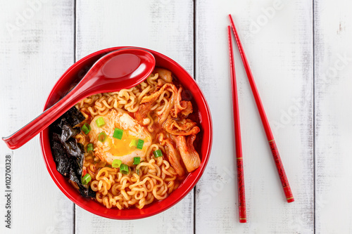 Fotoboard na płycie Koreański ramen z kimchi na białym drewnie