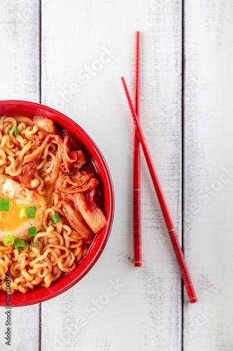 Fotoboard na płycie Koreański ramen z kimchi na białym drewnie