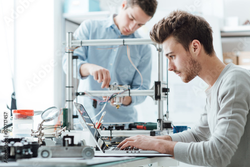 Fotografija Engineering students working in the lab