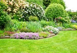 Fototapeta Kwiaty - Gartenanlage mit Rhododendren im Mai