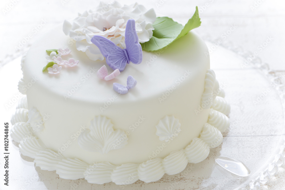 蝶々と花のケーキ デコレーションケーキ 春のケーキ クリーム ケーキ作り Kamienie Naklejki Ecowall24 Pl