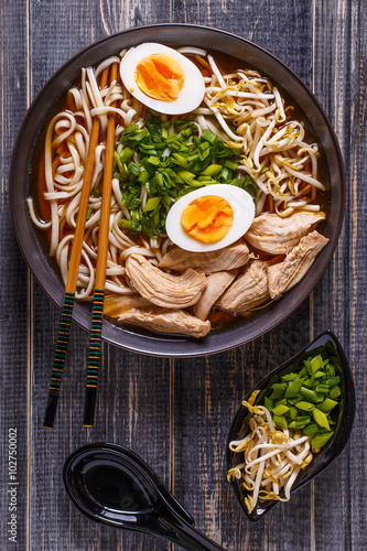 Fotoboard na płycie Japońska zupa ramen z kurczakiem, jajkiem, szczypiorkiem i kiełkami.