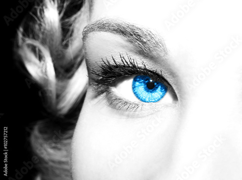 piekne-wnikliwe-spojrzenie-niebieskie-oczy