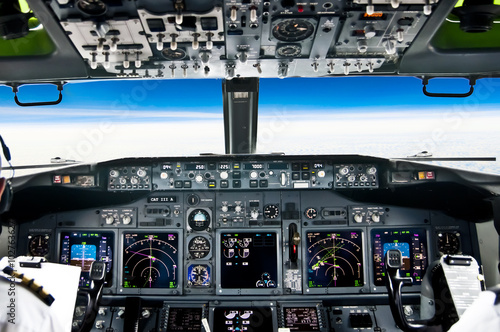 Fotomural Vista desde la cubierta de vuelo del avión moderno avión de pasajeros