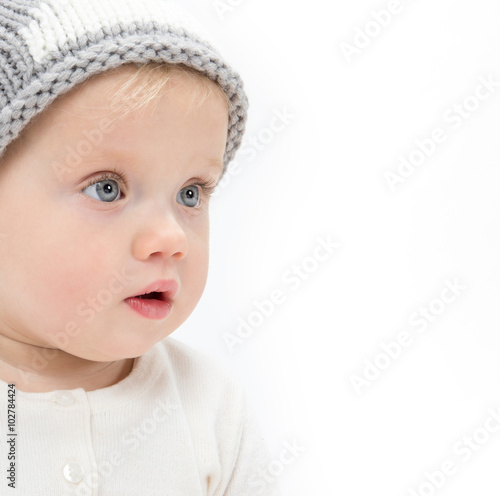 Fototapeta na szkło małe dziecko portret dziecka w kapeluszu