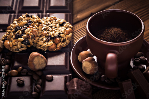 Doppelrollo mit Motiv - Roasted coffee beans, chocolate, muesli, candy, nuts and cup on the wooden background (von Kobrinphoto)