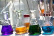 szkło laboratoryjne z kolorową cieczą, kolba stożkowa, kolby kulowe