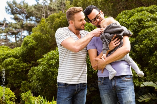 Fotografie, Obraz Usmívající se homosexuální pár s dítětem