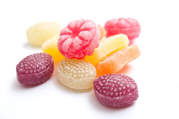 bonbons traditionels sur fond blanc