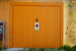 Porta garage arancione, basculante