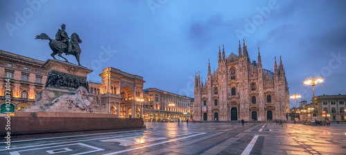 Fototapeta  Milan, Italy: Piazza del Duomo, Cathedral Square in the sunrise