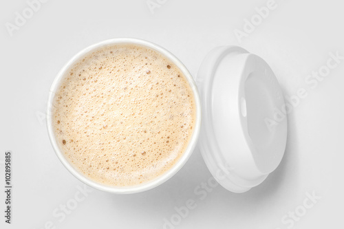 Plakat widok z góry z papierowej filiżanki zmieszać piankę kawy latte, białe tło