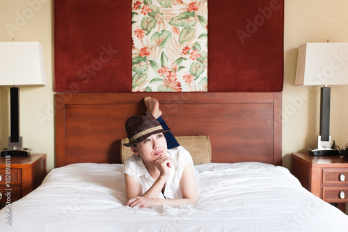 ベッドの上に寝そべっている女性 Stock Photo Adobe Stock ベッドの上に寝そべっている女性 Stock Photo Adobe Stock