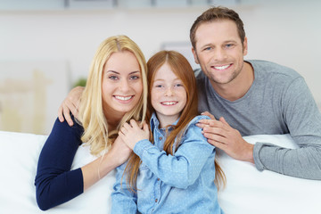 Canvas Print - glückliche junge familie auf dem sofa