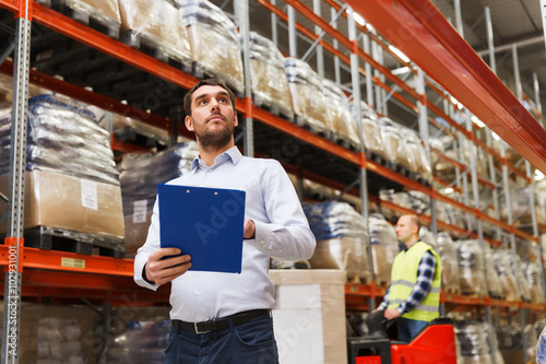Cuadros en Lienzo businessman with clipboard at warehouse