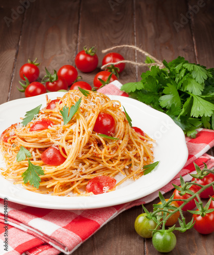Fototapeta do kuchni Spaghetti pasta with tomatoes and parsley