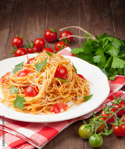 Nowoczesny obraz na płótnie Spaghetti pasta with tomatoes and parsley