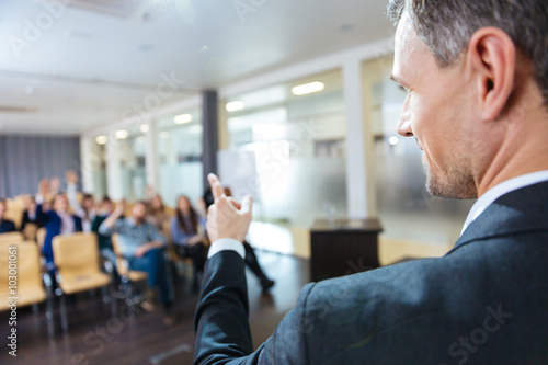 Fotografía  Speaker pointing to audience on business conference