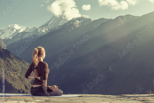 Fotografía Niña haciendo ejercicio físico yoga al aire libre en las montañas del hermoso paisaje