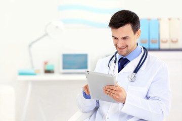 Poster - Doctor with tablet in office