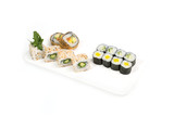Fototapeta Maki - sushi, auf weißem Hintergrund, Foodfotografie