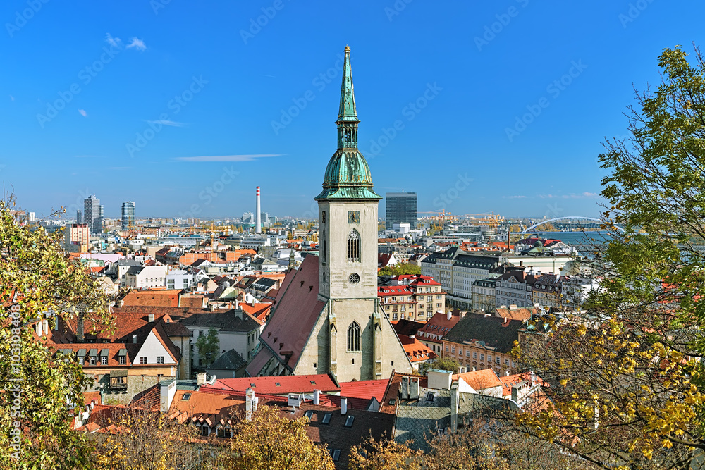 Obraz na płótnie View of Bratislava with St. Martin's Cathedral, Slovakia w salonie