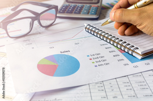 Fotografía Negocios que trabajan en la oficina de mesa de contabilidad financiera de negoci