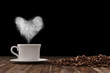 Herz aus Dampf über Tasse Kaffee