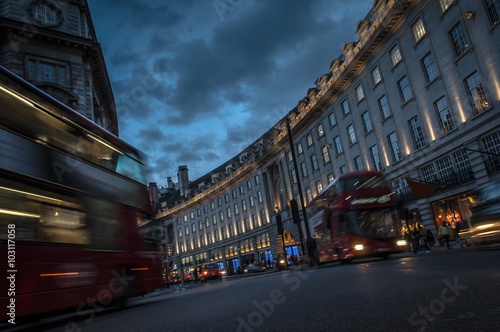 Fotografía Double decker buses and other traffic on a crowded Regent street, the shopping c