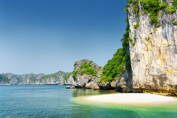 Canvas Print - Wild beach on uninhabited tropical island, the Ha Long Bay