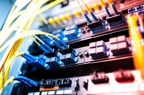 Fotografía fiber optic with servers in a technology data center