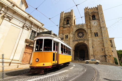 lisbon-katedra-z-tradycyjnym-zoltym-tramwajem-w-lisbon-portugalia