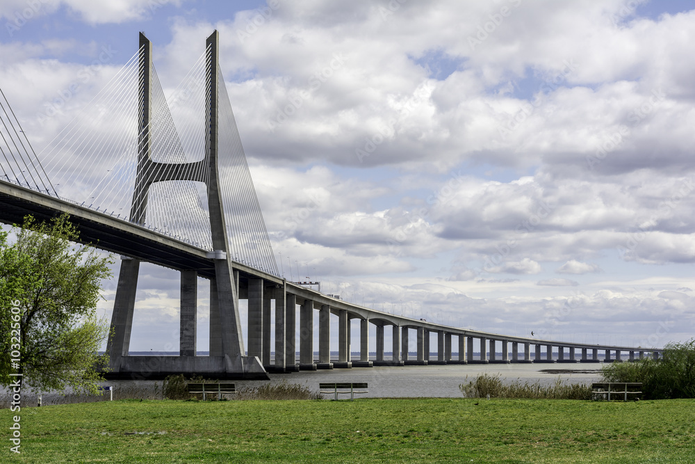 most-nad-rzeka-w-lisbon-portugalia