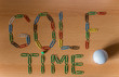 Надпись GOLF TIME на офисном столе
