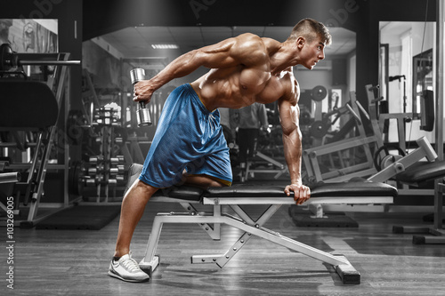 miesniowy-mezczyzna-pracujacy-w-gym-robi-cwiczeniom-z-dumbbells-przy-triceps