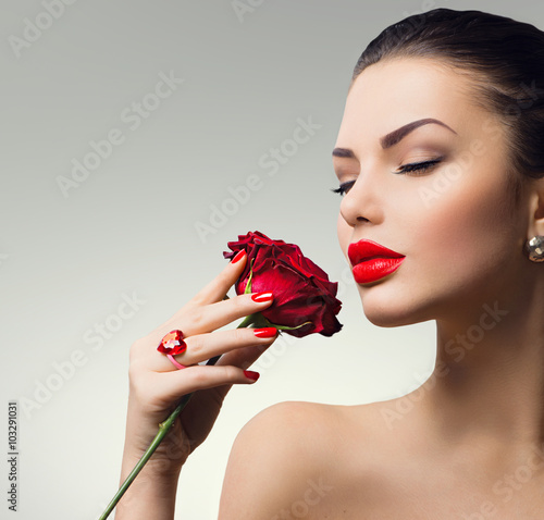 Fotografie, Obraz Modelka dívka portrét s rudou růží v ruce