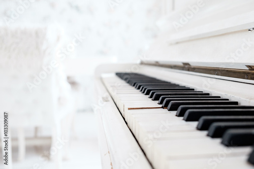 Fotografia  White vintage piano in a white room