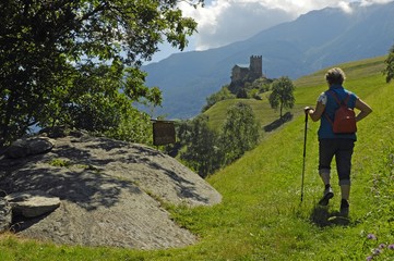 Fototapete - Wanderer beim Schloss Juval, Südtirol