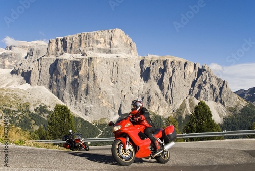 Obraz Dibond Motocykl na drodze do Sellajoch