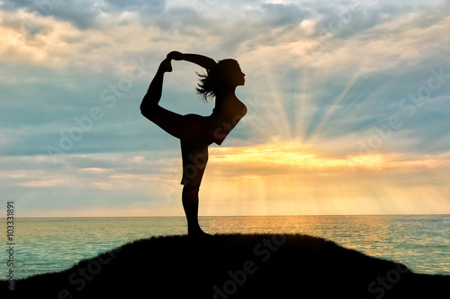 Fotografie, Obraz Silueta dívka cvičí jógu