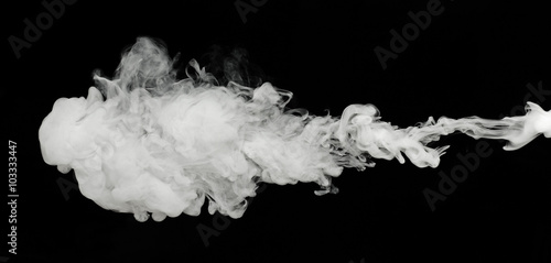 Plakat biały dym chmura na czarnym tle