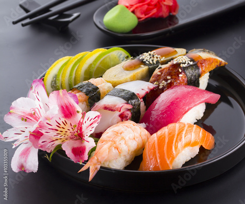 Naklejka samoprzylepna Zestaw sushi na czarnej płycie i czarnym tle